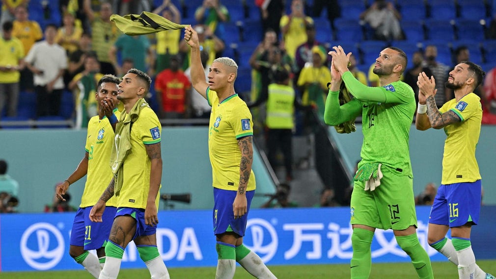 I giocatori del Brasile ringraziano il pubblico dopo la vittoria in Coppa del Mondo contro la Svizzera.