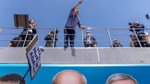 Ekrem Imamoglu took off his jacket at the request of his supporters at the election rally in Istanbul.