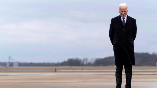 Il presidente americano Joe Biden all'aeroporto militare del Delaware.