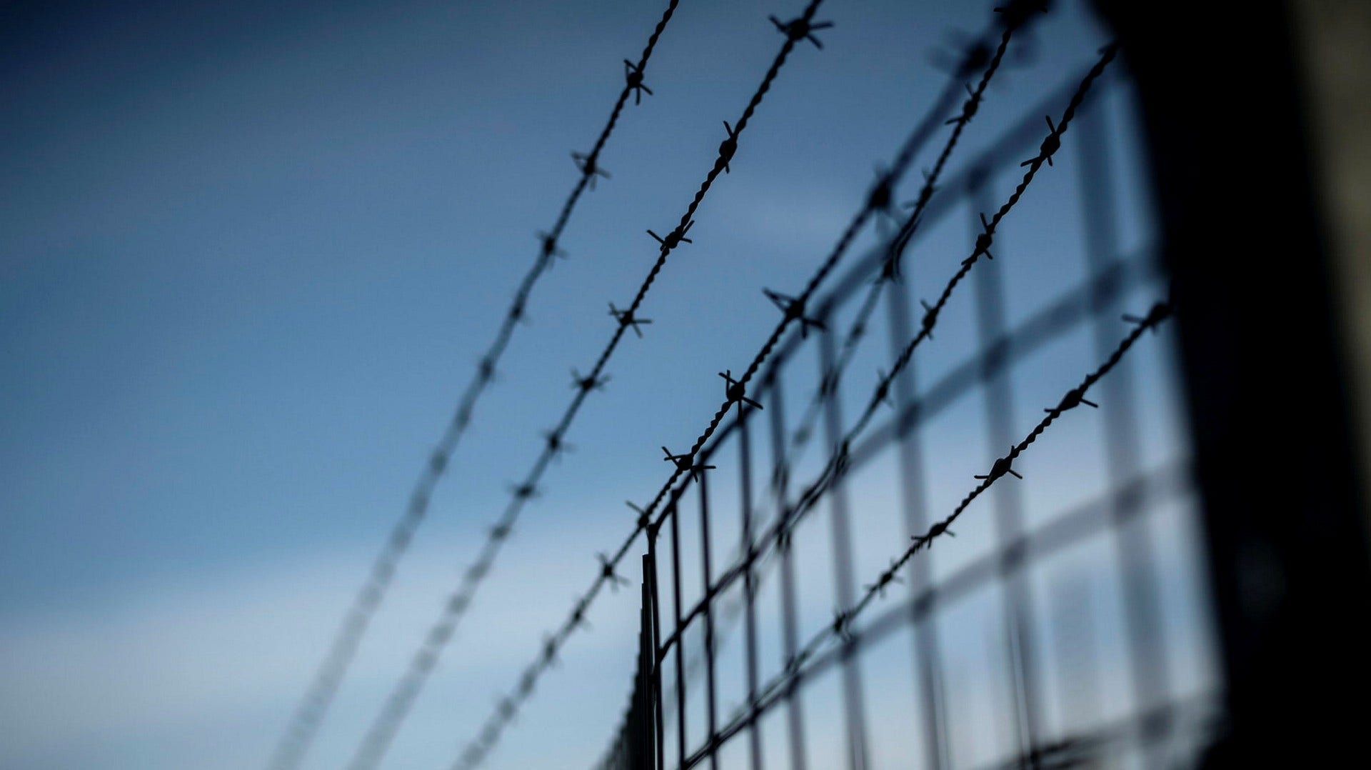 Utgångspunkten är att de som sitter i häkte betraktas som oskyldiga. Behandlande och brottsförebyggande åtgärder sker i fängelset, skriver artikelförfattarna.