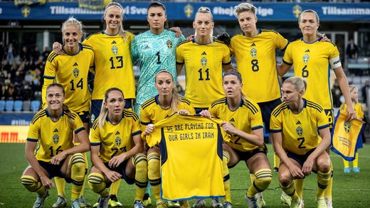 L'équipe nationale féminine de Suède a posé avant le match contre la France à Gamla Ullevi à Göteborg en octobre portant un maillot avec un message de soutien aux femmes iraniennes.