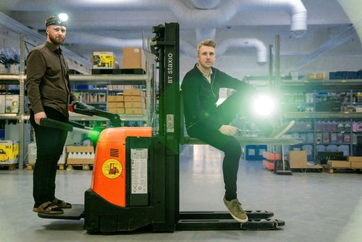 Johan och Linus Bondesson, på sitt numera 3 700 kvadratmeter stora lager. Som till och med har egen tvätthall.
