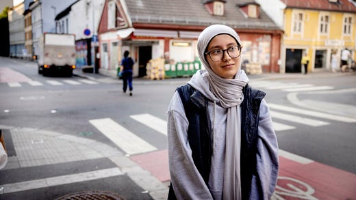 Hiba och kompisen på promenad genom stadsdelen Grønland i Oslo.