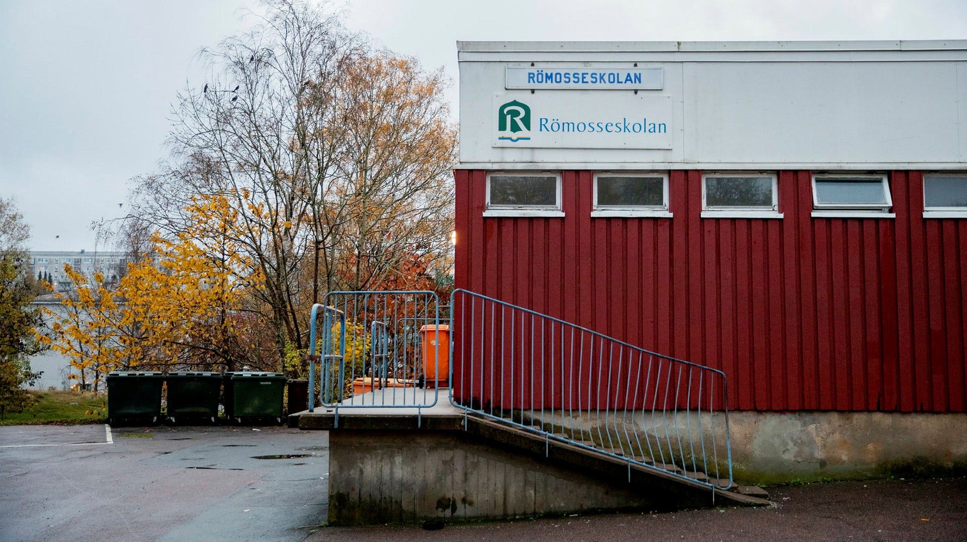 Under torsdagen beslutade förvaltningsrätten att tillfälligt pausa Skolinspektionens beslut om att stänga Römosseskolan i Göteborg.