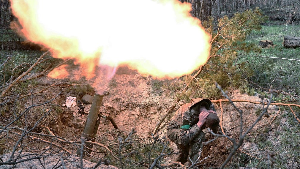 Un soldato ucraino spara una granata contro le postazioni russe sul fronte di Donetsk il 5 aprile.