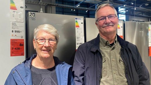 Lena och Anders Biärsjö letar med ljus och lykta efter ett nytt energisnålt kylskåp.