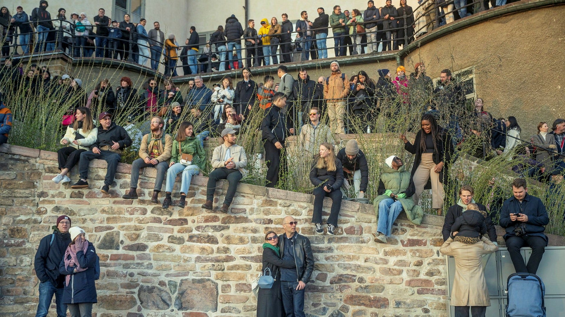 Vissa kunde se elden från läktaren.