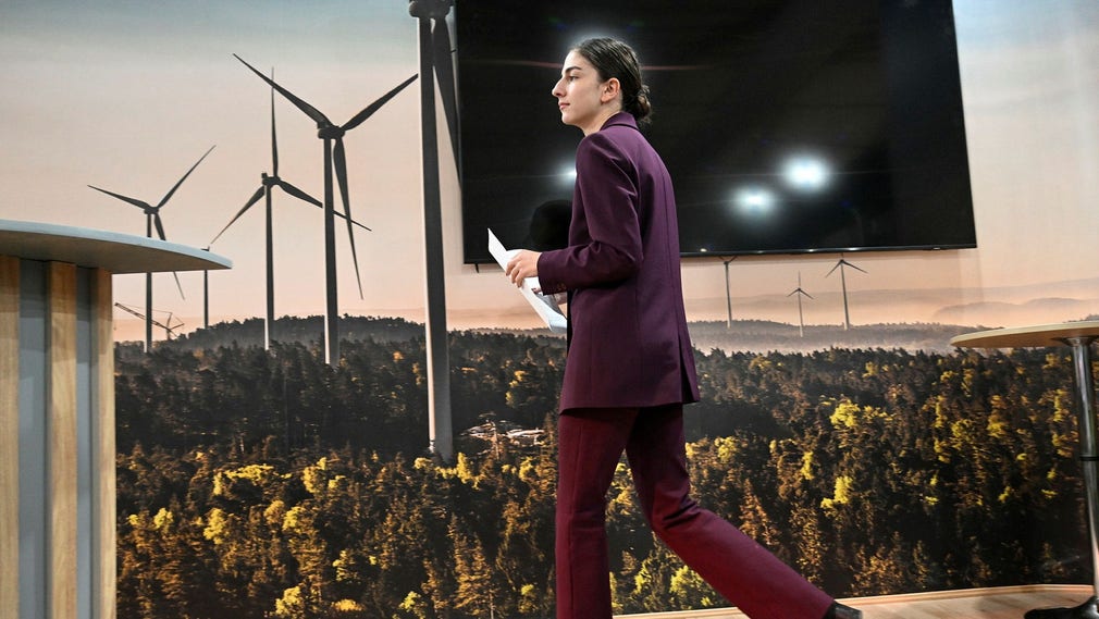 Klimat- och energiminister Romina Pourmokhtari (L) på väg mot talarstolen på FN:s klimatmöte i egyptiska Sharm el-Sheikh på fredagen. Hon måste ändra attityd och ta till sig vetenskapliga fakta, uppmanar insändarskribenten.