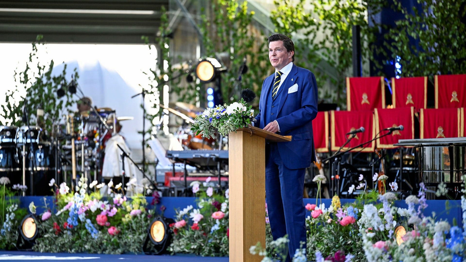 Riksdagens talman Andreas Norlén under nationaldagstalet från Sollidens scen i tisdags. Norlén försvarar i ett svar på en insändare varför han inte nämnde att den 6 juni har tydliga kopplingar till 1809 och 1974 års regeringsformer.
