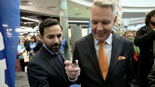 Pekka Haavisto med sin partner Antonio Flores på valkampanj i Vantaa.