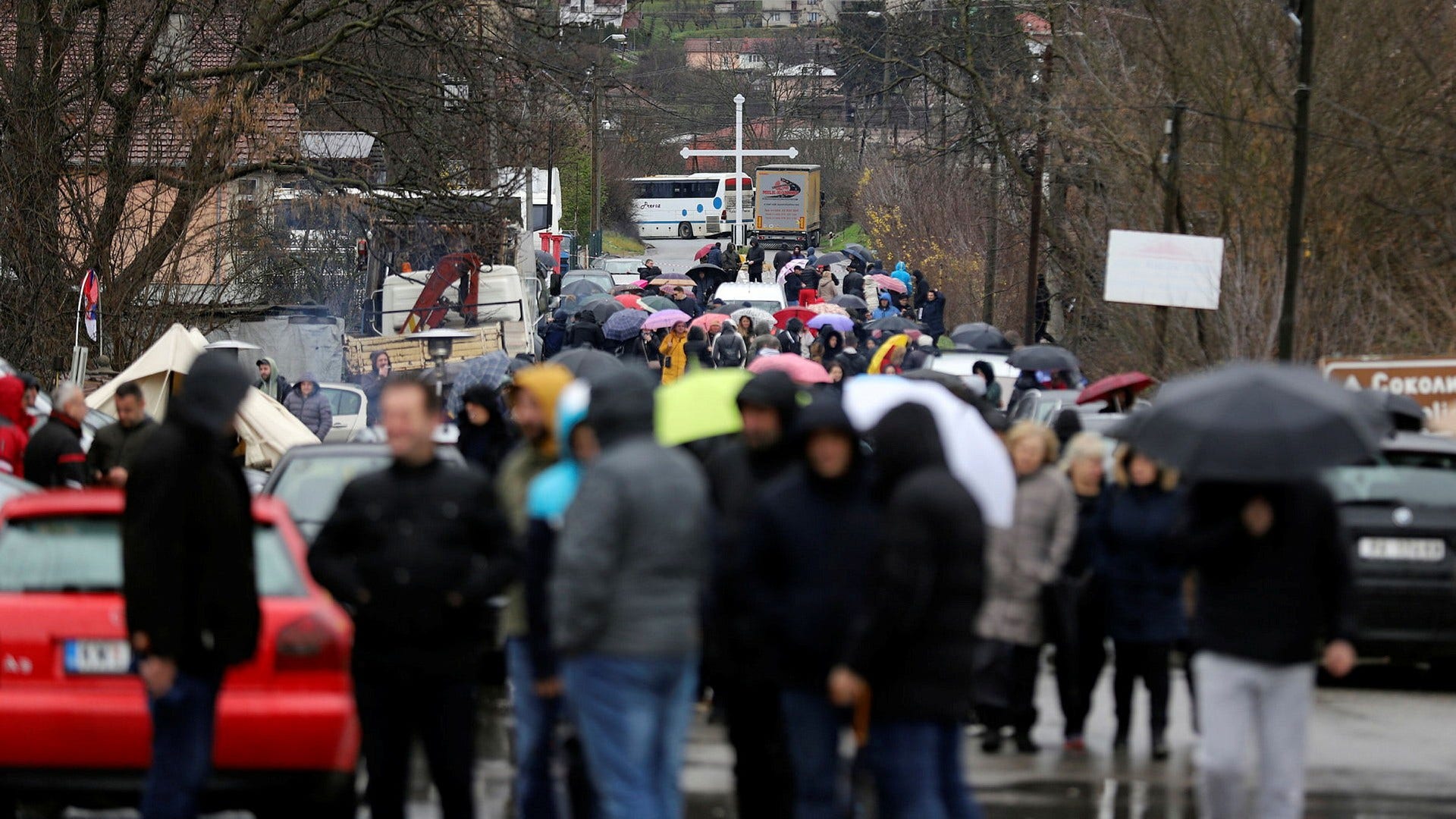 Serber blockerar vägen nära samhället Rudare, norr om Mitrovica, i Kosovo på söndagen.