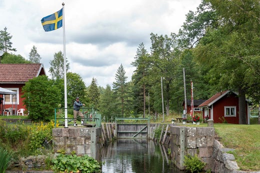 Vid Dalslands kanal möts landväg, järnväg och vattenväg på ett unikt sätt.