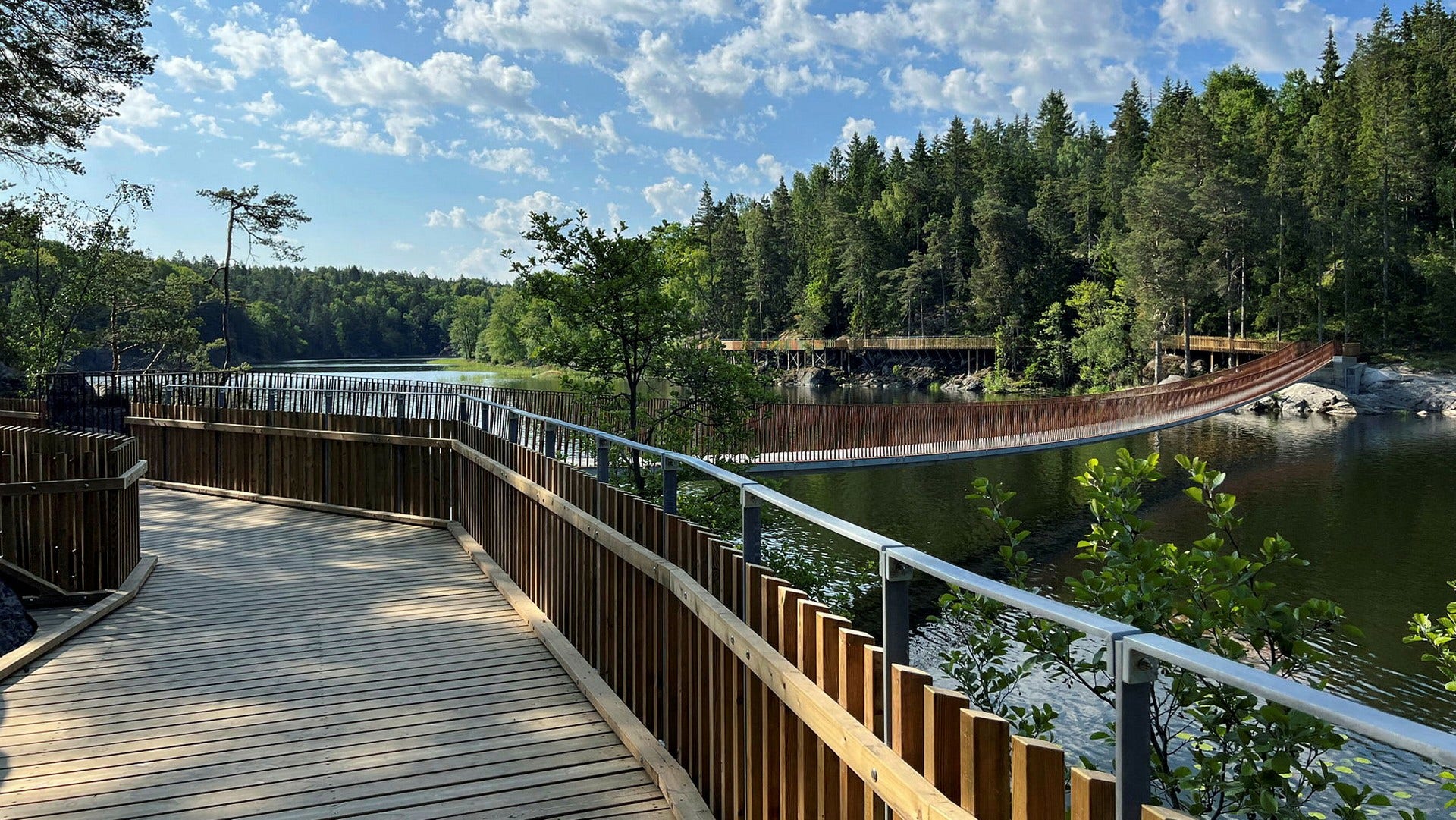 Den 70 meter långa Albybron kopplar samman Alby och Tyresta.