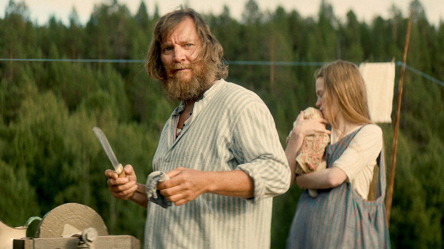 Tv-serien ”Händelser vid vatten” i Sveriges Television har hyllats av kritiker och setts av hundratusentals svenskar. Men den ger en orättvis bild av folk på landsbygden, anser insändarskribenten.