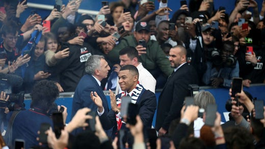 Enligt medieuppgifter ska Kylian Mbappé ha fått en miljard kronor i bonus när han förlängde sitt kontrakt med PSG förra veckan.