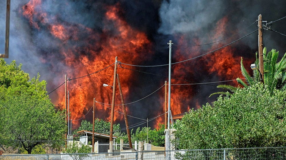 Skogsbränder tvingar tusentals att evakuera i Grekland