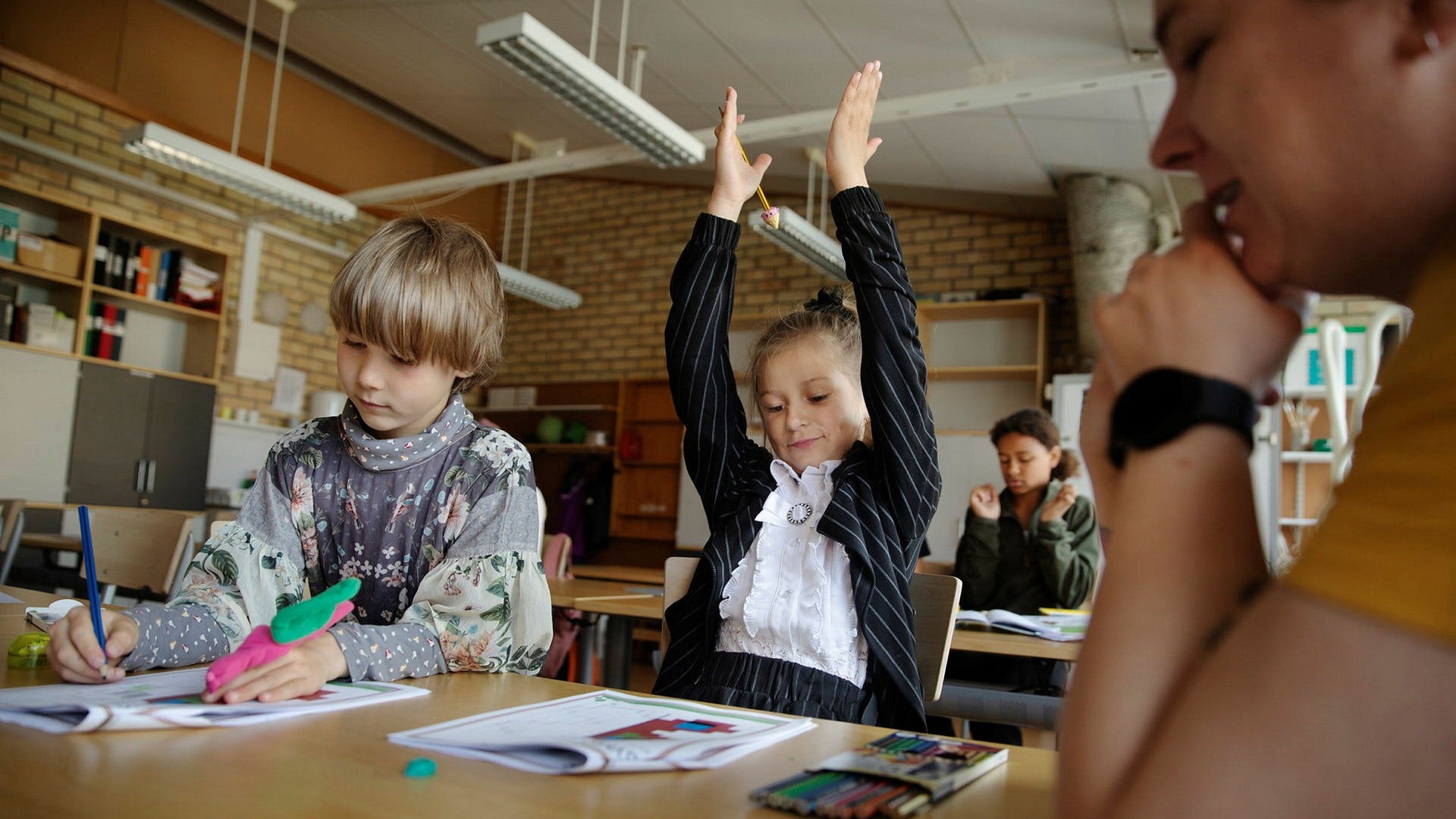 Tolv ukrainska barn går tillsammans på Nyckelbergsskolan. Dagen DN besöker klassen är tre på Migrationsverket, en på vårdcentralen och en skadad efter att ha ramlat av en sparkcykel. Maria Sevastianova och Snizhana Mitrakova jobbar med matematik.