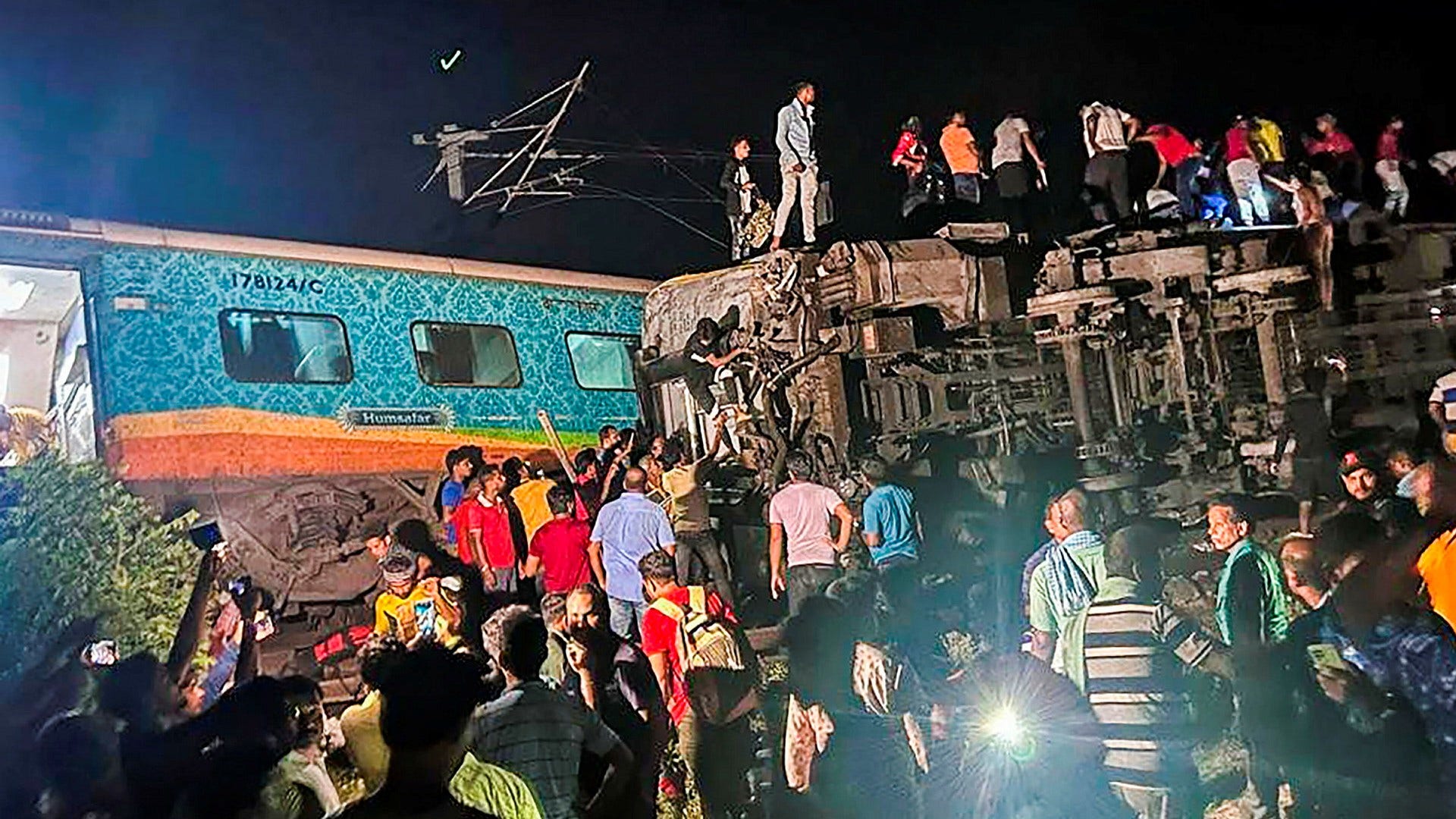 Tågolyckan inträffade vid järnvägsstationen Bahanaga i delstaten Odisha vid 19-tiden, lokal tid.