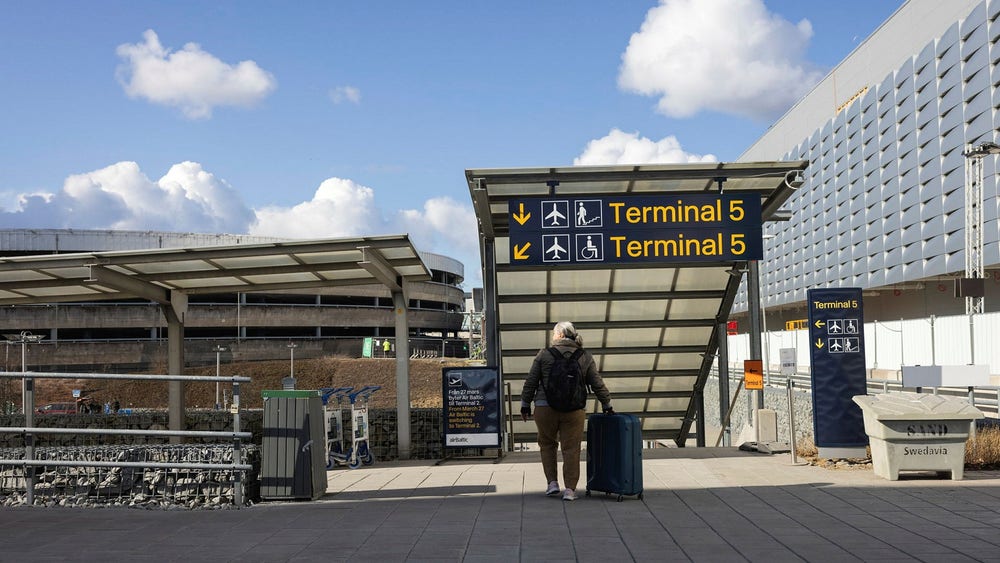 Timslånga köer för tillfälliga pass på Arlanda: ”Letat efter tider i hela landet”