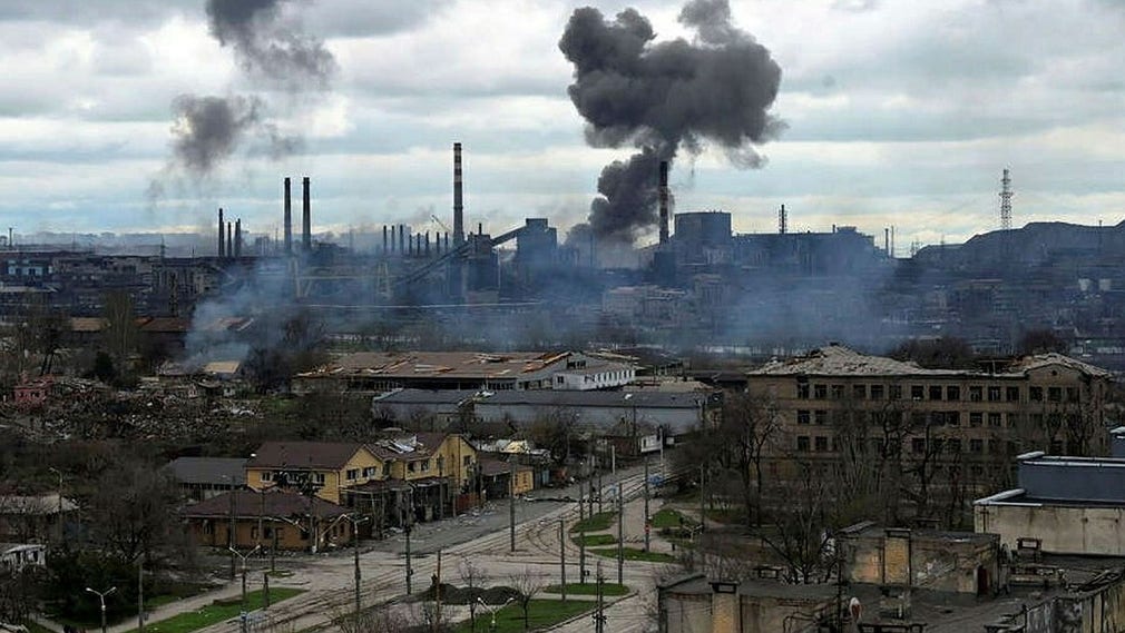 En svensk man som tillfångatogs av Ryssland efter striderna vid stålverket i Mariupol har släppts fri.