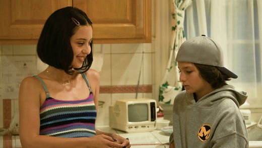 Estee (Alexa Demie) och Stevie (Sunny Suljic) i ”Mid90s”.