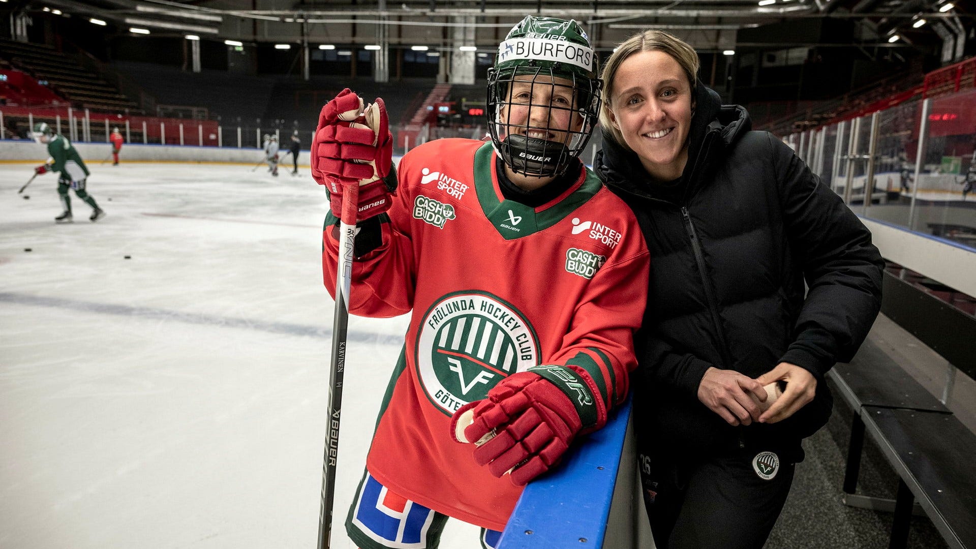 Michelle Karvinen och Hanna Olsson dominerade när Frölunda vann sin första match i kvalserien till SDHL.