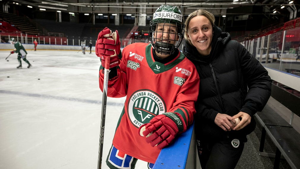 Michelle Karvinen och Hanna Olsson dominerade när Frölunda vann sin första match i kvalserien till SDHL.
