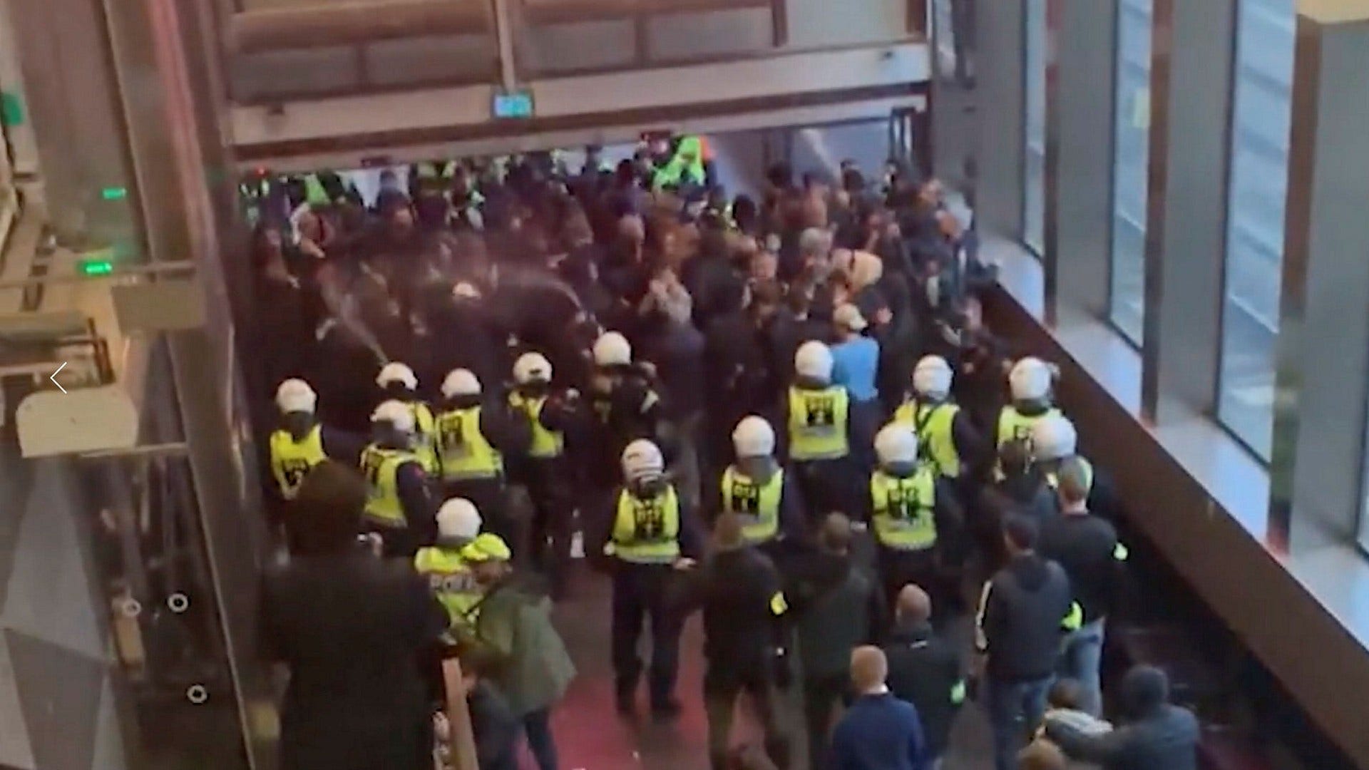 Polisen pepprar på.