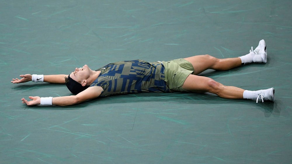 Tonårsstjärnan Rune slog Djokovic i Paris