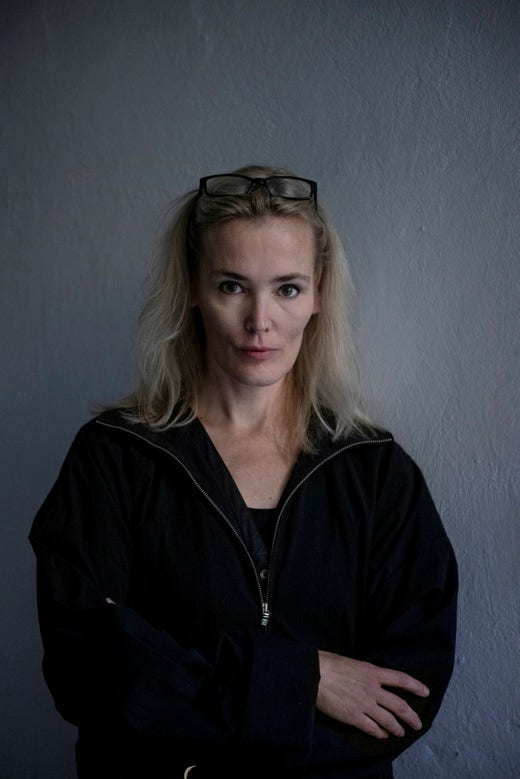 ”Det är klart att jag uttryckte stor sorg och att vi var ledsna tillsammans, men jag gick in i rollen som stöttande, vårdande partner”, säger Lotta Olsson.