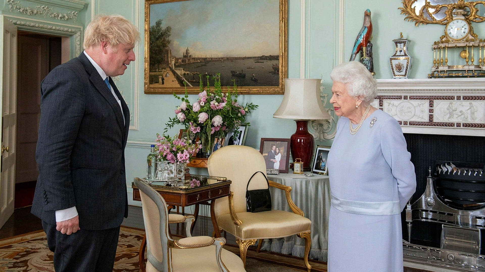 Storbritanniens före detta premiärminister Boris Johnson och drottning Elizabeth II under ett möte i juni 2021.