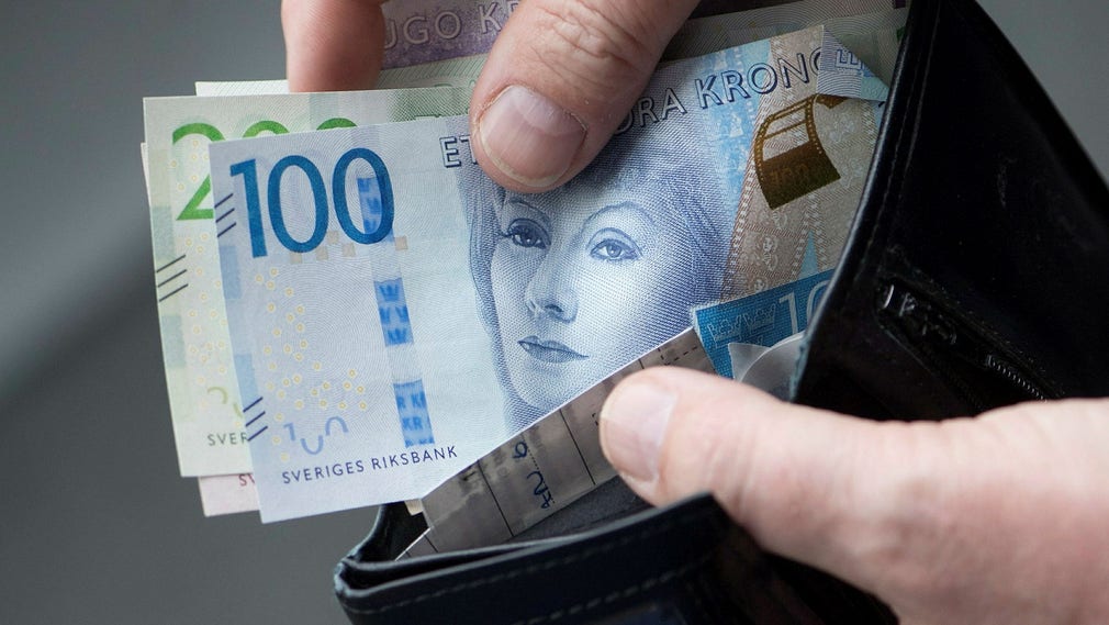 Reglerna som gör det möjligt att plocka ut pengar ur företag till en betydligt lägre beskattning än inkomster borde ändras, anser insändarskribenten.