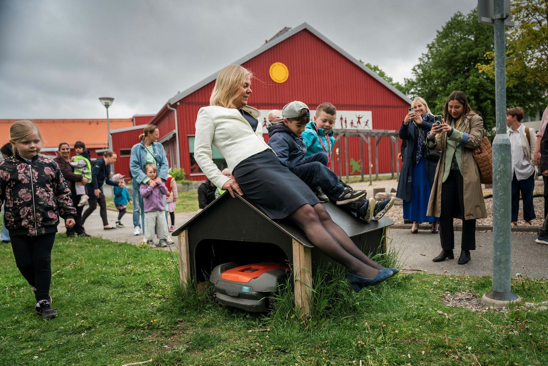 Under statsministerns besök på en förskola i Tynnered, Göteborg, passar hon på att leka med barnen.