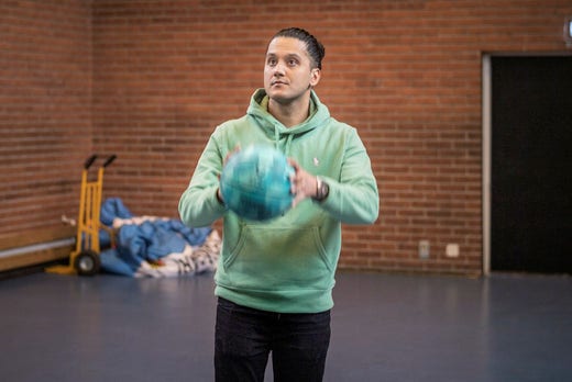 Shan Raja har en bakgrund som redovisningsassistent – vilket var raka motsatsen till yrket han fick i fjol som ungdomsledare, berättar han.
”Ungdomarna och relationerna man bygger betyder allt för mig, jag är frälst”, säger han.