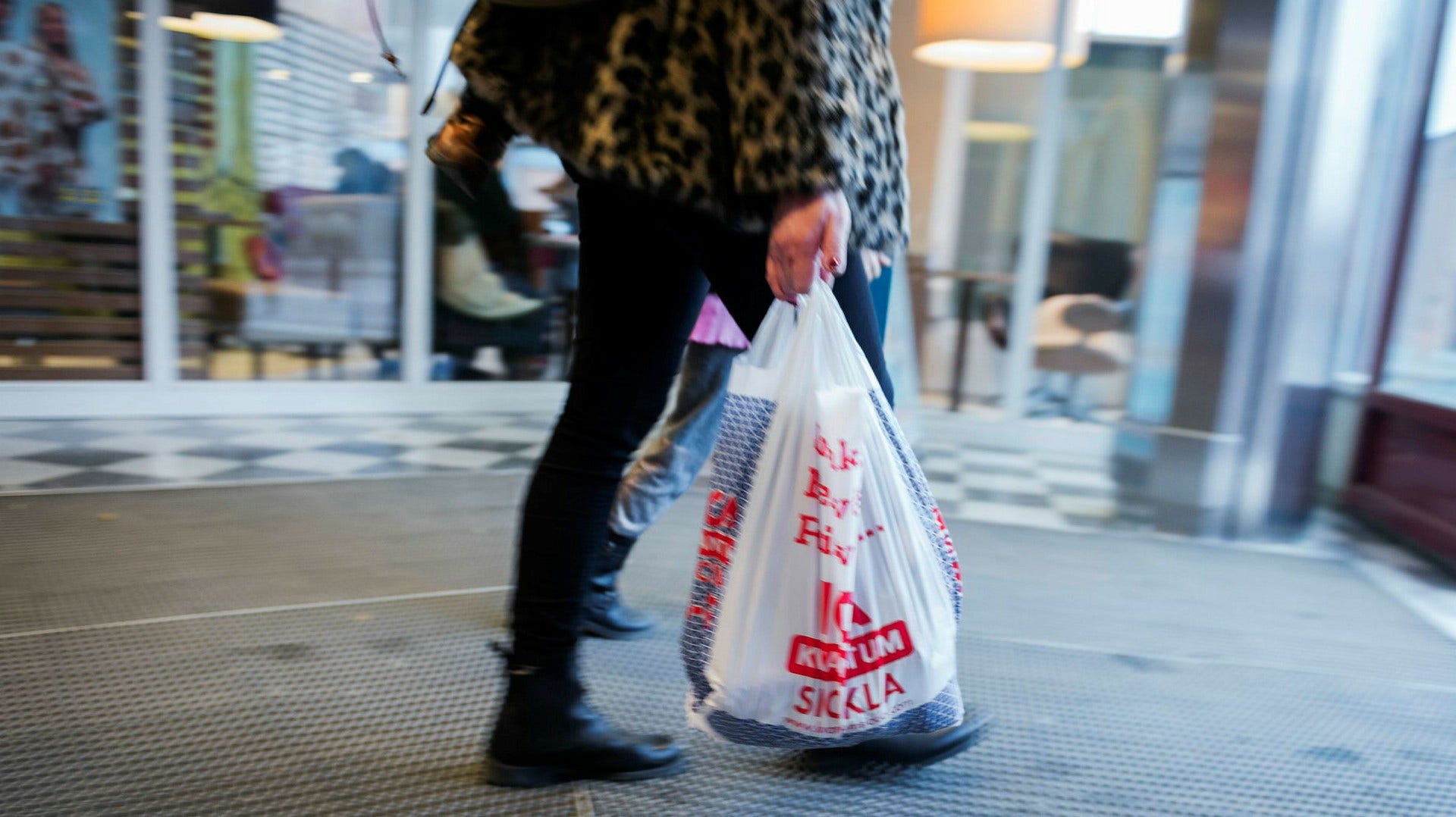 Matvaror på väg hem från Sickla köpcenter i Nacka 2015, när bärkassarna fortfarande var billiga. Att återgå till den tiden vore en katastrof för djuren, menar insändarskribenten.