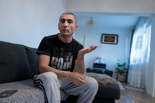 Lägenheten i Enköping är nyrenoverad. Muradjan Kurbanov och hans fru la nytt golv, målade om och bytte ut vitvaror på kvällarna efter jobbet. Under ett par intensiva semesterveckor fick de färdigt arbetet.