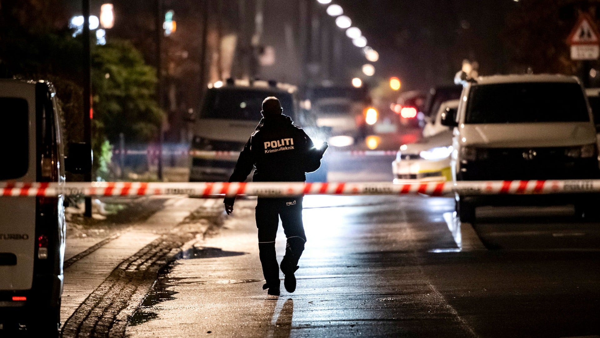 Danska polisens kriminaltekniker arbetar på fredagskvällen den 3 december vid den frisörsalong på Islev Torv i Rødovre i västra Köpenhamn efter att tre personer skjutits. En av de skjutna avled av sina skador, en är kritiskt skadad och den tredje, en 15-årig pojke, har lindriga skador.