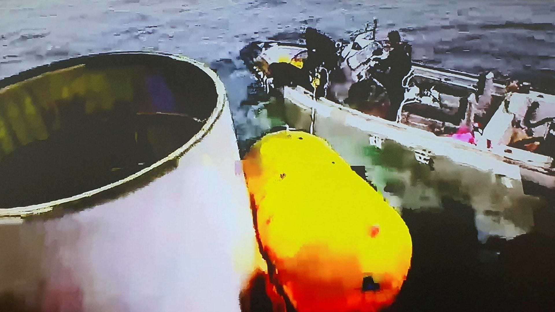 Bild som tillhandahållits av det sydkoreanska försvarsdepartementet och som visar ett objekt som plockats upp ur havet av sydkoreansk militär – och tros vara en del av den kraschade nordkoreanska farkosten.