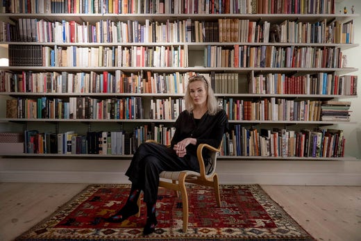 Lotta Olsson debuterade tidigt som poet, med sonettsamlingen ”Skuggor och speglingar” 1994.