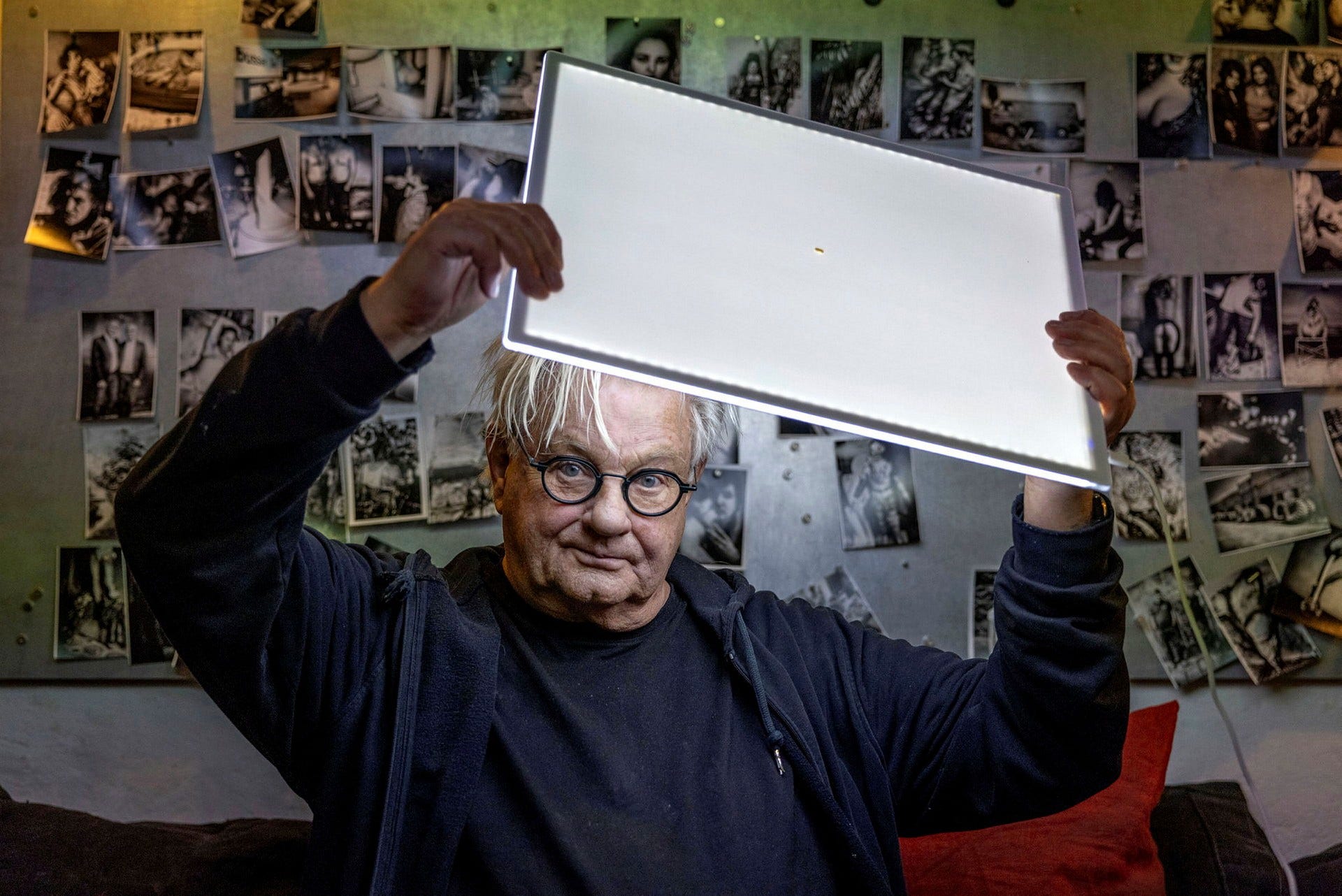 Med ljusbordet i högsta hugg tar Anders Petersen emot i labbet i Gamla stan. Den 10 februari öppnar utställningen ”City diary” på Hasselblad center i Göteborg, en hyllning till hans över fem decennier långa karriär.