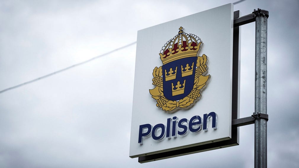 Skylt utanför polisstationen i Skellefteå. Men myndigheten är inte lätt att nå för en vanlig medborgare, konstaterar insändarskribenten av egen erfarenhet.