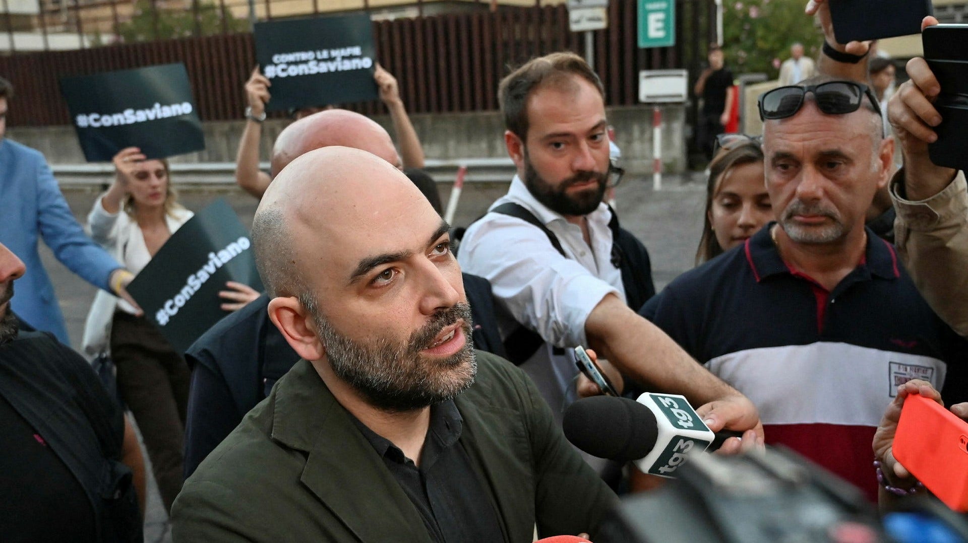 Roberto Saviano è noto principalmente per il suo libro Gomorra, sulla mafia italiana.