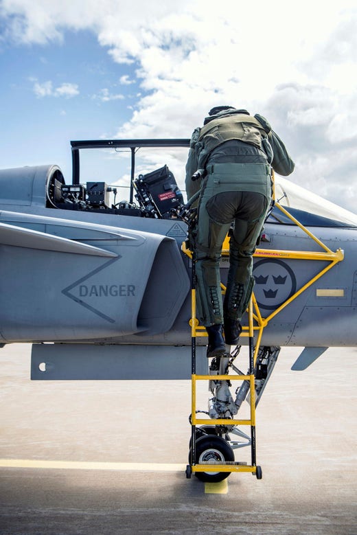 Nära hälften av flygvapnets stridspiloter kliver av Gripenplanen. Piloten på bilden är inte den som DN intervjuat.