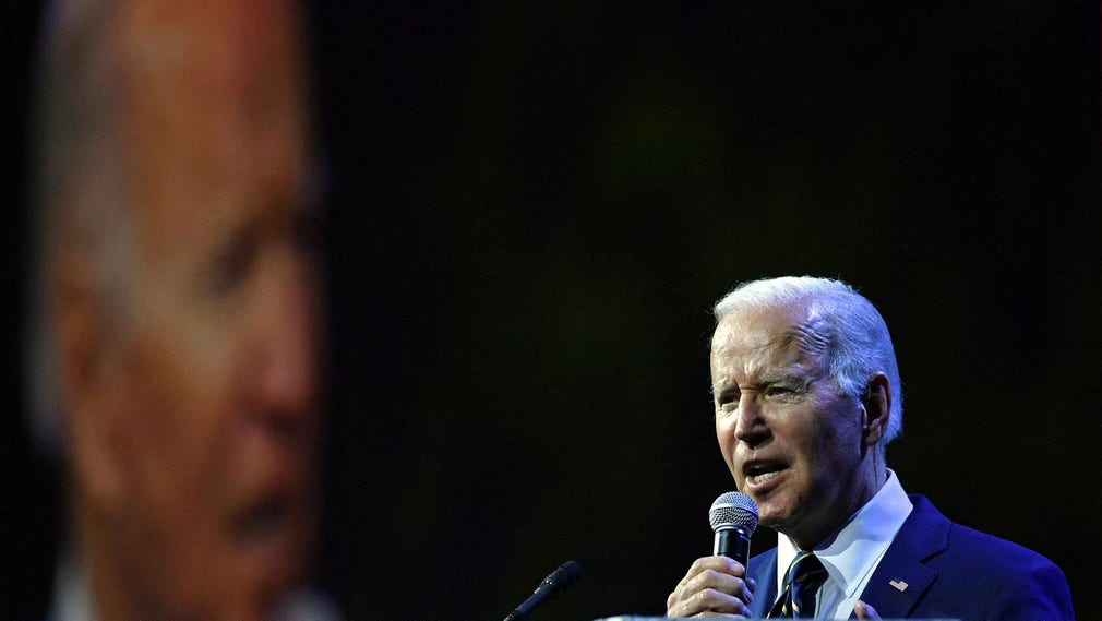 USA:s president Joe Biden håller tal till elektrikerarbetare i Chicago i torsdags. Det går inte att lita på USA och vi borde hålla en folkomröstning om Nato i sambands med valet den 11 september, anser insändarskribenten.