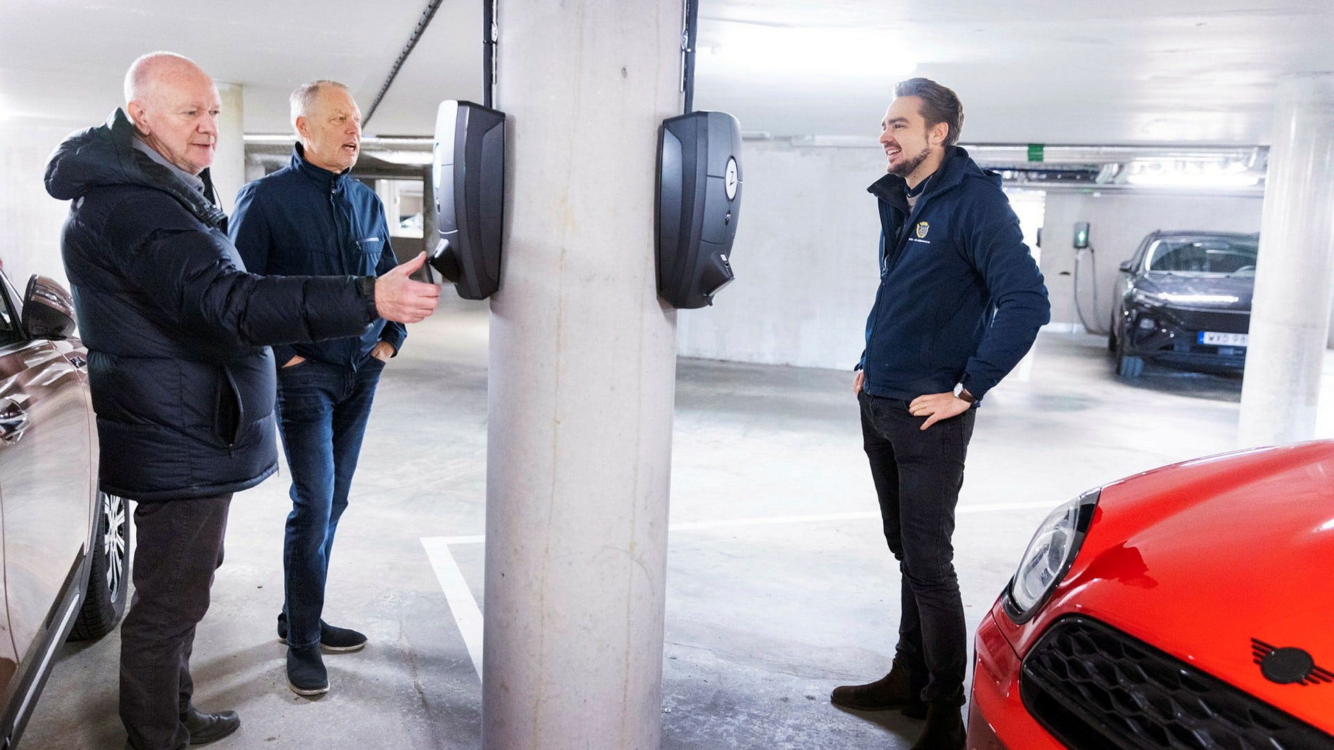 Nu är projektet med de 31 nya laddboxarna klart. Nästa steg för BRF Kaptenens sekreterare Rikard Wikander och ordförande Lars Dahlberg blir att begära in offerter på solceller till taken. Adam Diebig, från HSB Energi, har hjälpt föreningen med installationen av de nya laddplatserna.