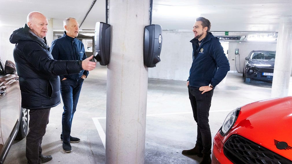 Nu är projektet med de 31 nya laddboxarna klart. Nästa steg för BRF Kaptenens sekreterare Rikard Wikander och ordförande Lars Dahlberg blir att begära in offerter på solceller till taken. Adam Diebig, från HSB Energi, har hjälpt föreningen med installationen av de nya laddplatserna.