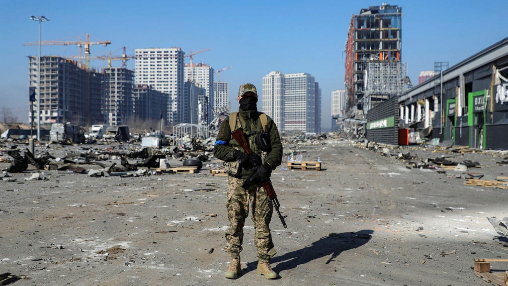 Ukrainsk soldat vid sönderbombade hus i huvudstaden Kiev den 23 mars. Om Ryssland skulle anfalla Sverige skulle vi vara i samma situation som det alliansfria Ukraina, anser skribenten i ett svar på en insändare.