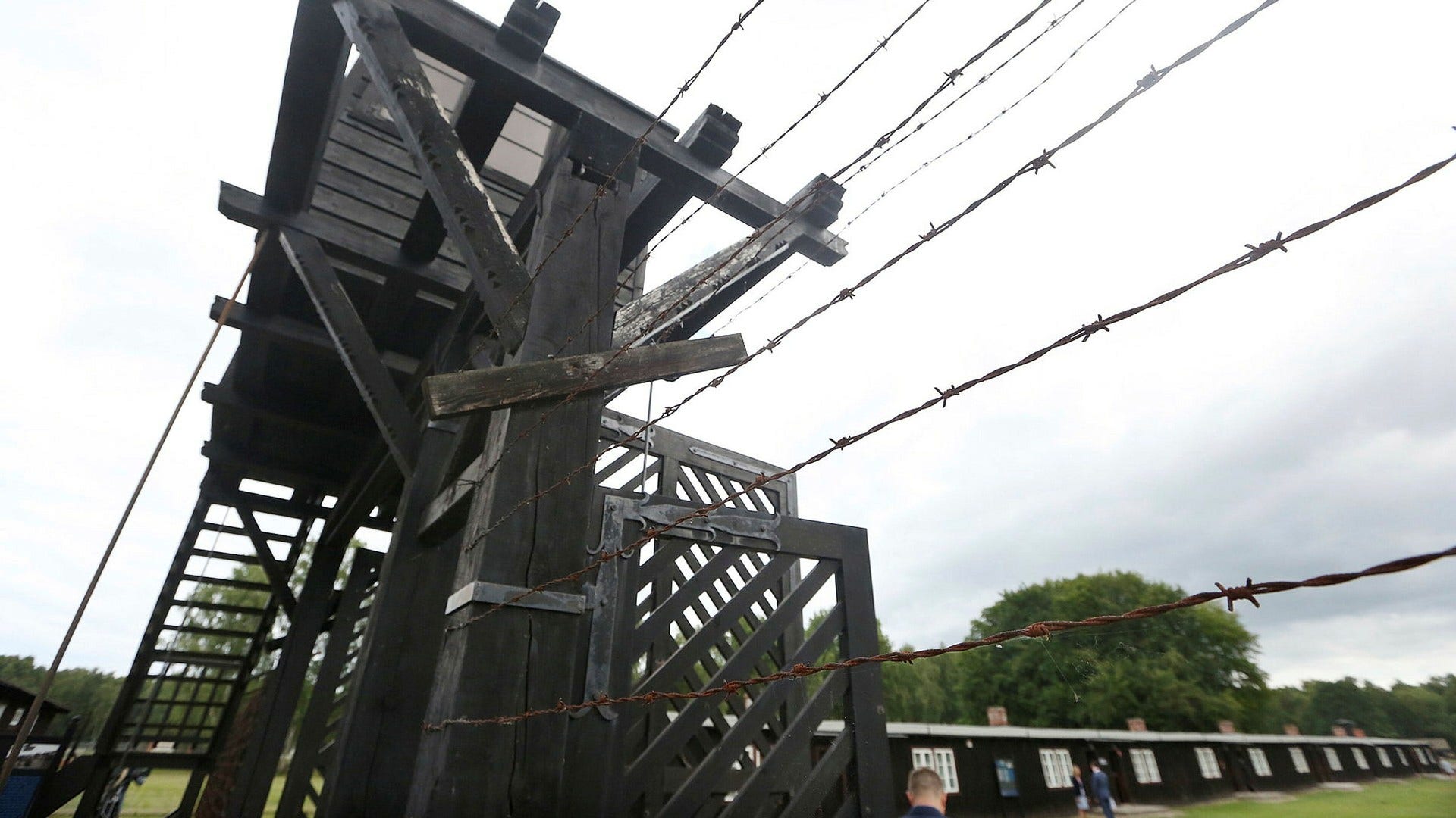 Den 97-åriga kvinnan arbetade som sekreterare i det tyska koncentrationslägret Stutthof under Förintelsen. Nu döms hon för medhjälp till över 10 000 mord.