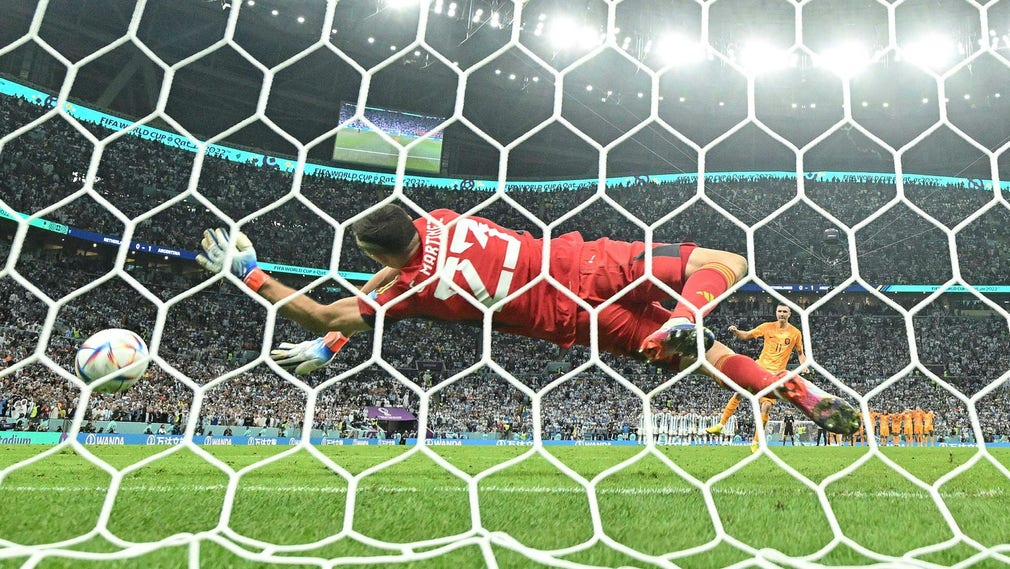 Emilian Martinez si è fatto avanti come l'eroe dell'Argentina ai calci di rigore contro l'Olanda.