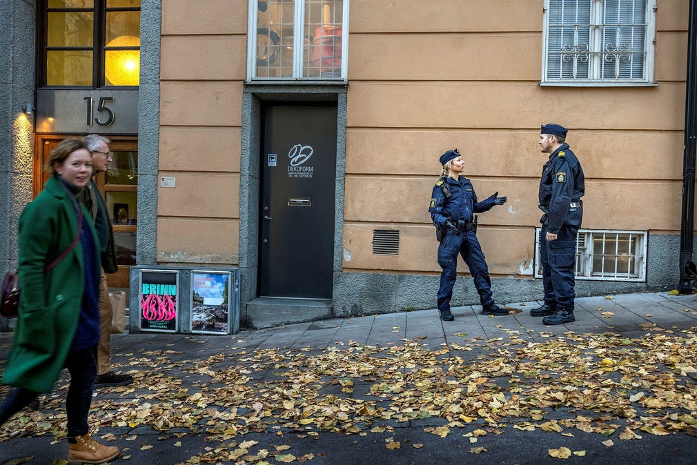 Linda Staaf har ”polismans befogenhet” men gick inte Polishögskolan. Ibland gör hon pass i yttre tjänst, även om det inte ingår i arbetsuppgifterna som underrättelsechef. Ett par som går förbi på gatan känner igen henne, ”visst var det hon?”